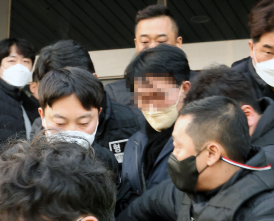 이재명 더불어민주당 대표를 공격한 60대 김모씨가 2일 오후 부산 강서경찰서에서 나오고 있다. 김씨는 이날 오전 가덕도 신공항 부지를 둘러본 뒤 기자들과 문답을 진행 중이던 이 대표를 흉기로 습격했다.  [연합뉴스]